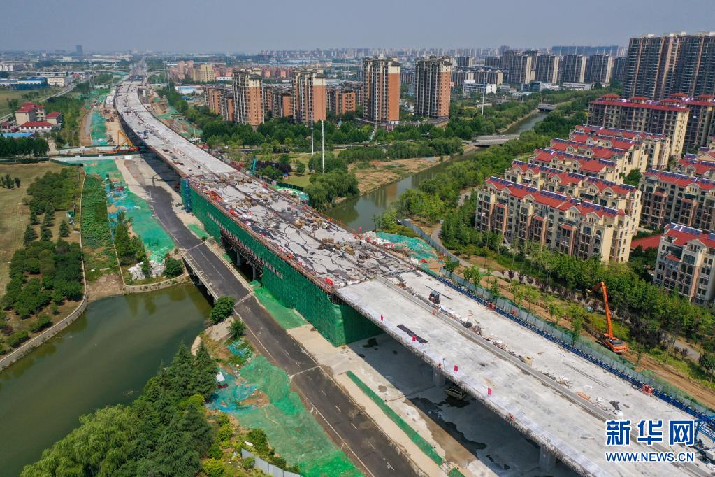 的宿迁市北京路快速化改造工程1标段主线高架桥施工现场(无人机照片)