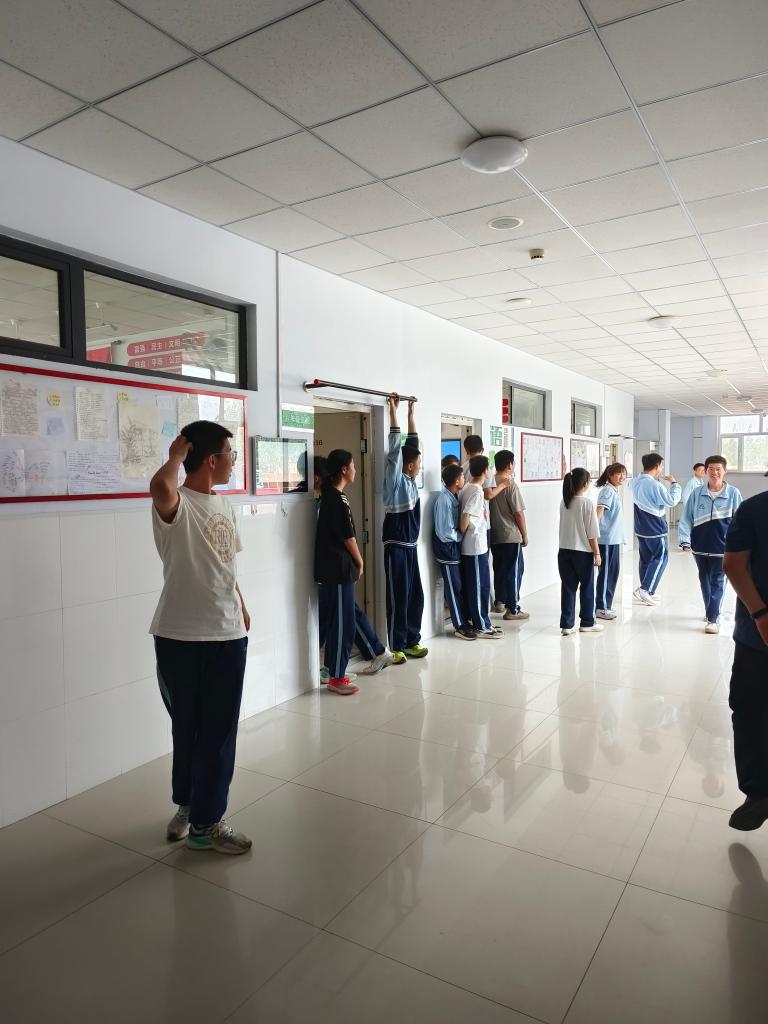 追光丨教室门口“长”满了做引体向上的男生？ - 新华网客户端