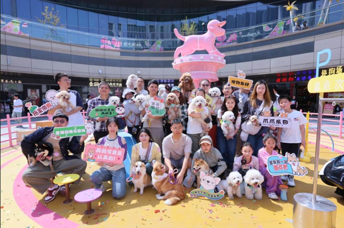 一群小孩在表演中度可信度描述已自动生成