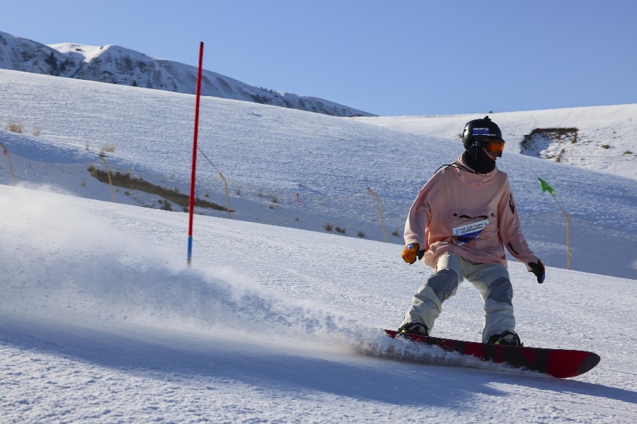 伊犁州高山滑雪比賽在新源縣那拉提國際滑雪場開賽