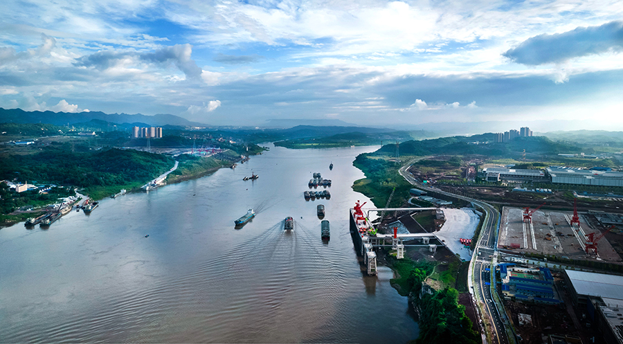 《青山绿水是家园》 摄影:熊伟《两江自贸港》摄影:熊 伟《蓝天碧水建