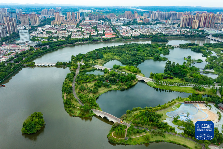 这是无人机拍摄的眉山东坡城市湿地公园和周边建筑群(6月23日摄).