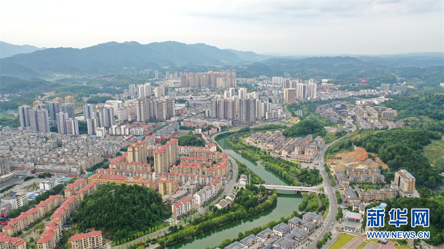 图为7月16日航拍的贵州遵义市湄潭县县城一景.