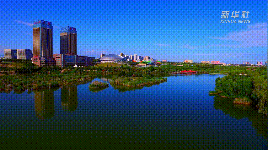 伊犁河旅游风景区位于新疆伊宁市,是一处城市滨水景观风景区.