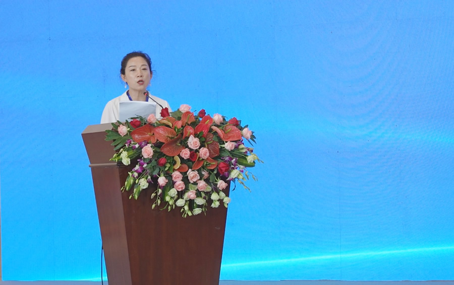 和田地区商务局四级调研员张巧梅现场招商.