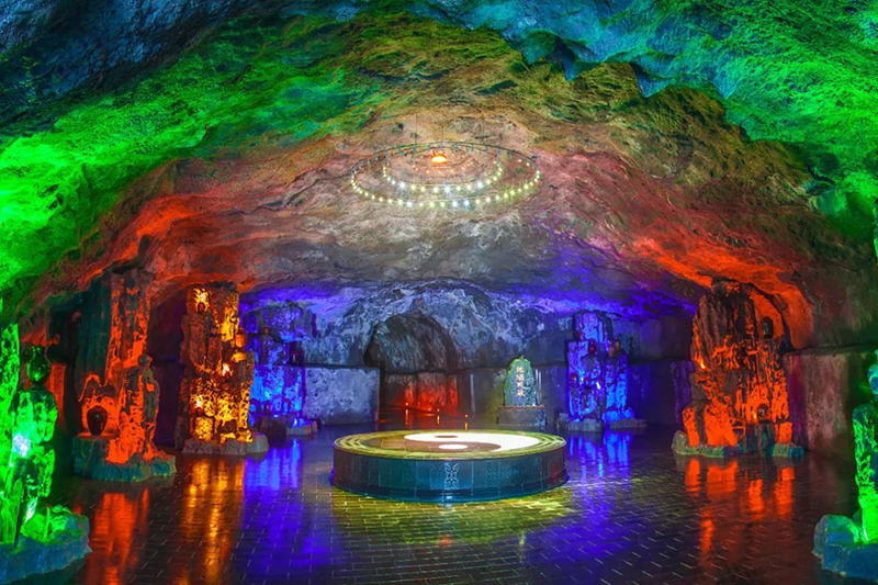 洞天酒海景区位于广西最大的白酒生产基地,全国工业旅游示范点广西