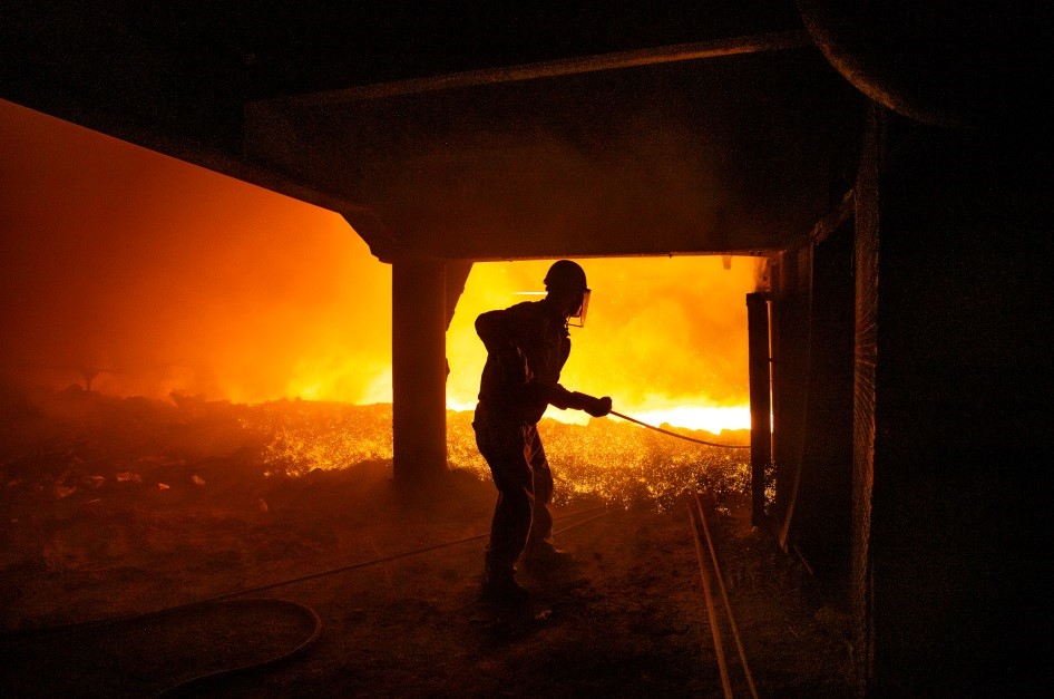 九江湖口:钢铁工人接受"烤"验 - 新华网客户端