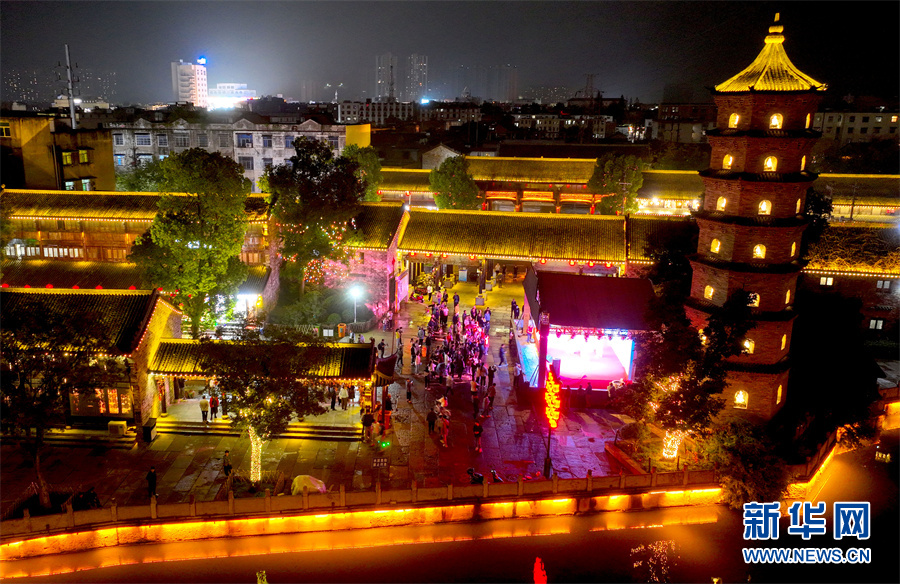 8月30日晚,在安徽省阜阳市颍上县管仲老街拍摄的夜景.