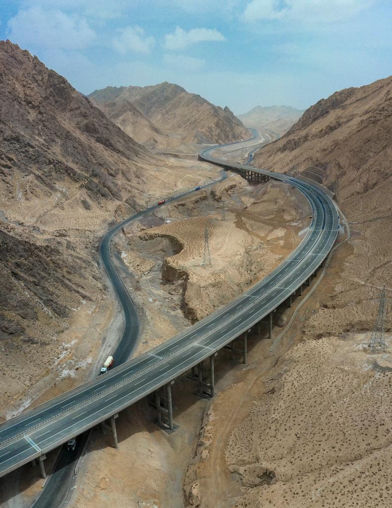 新疆依吞布拉克至若羌高速公路穿越阿尔金山(2022年5月9日摄,无人机