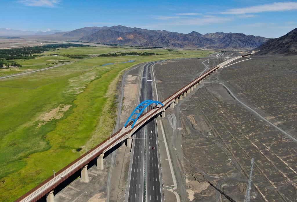 新华全媒 丨新疆十年新增公路6.22万公里 - 新华网客户端