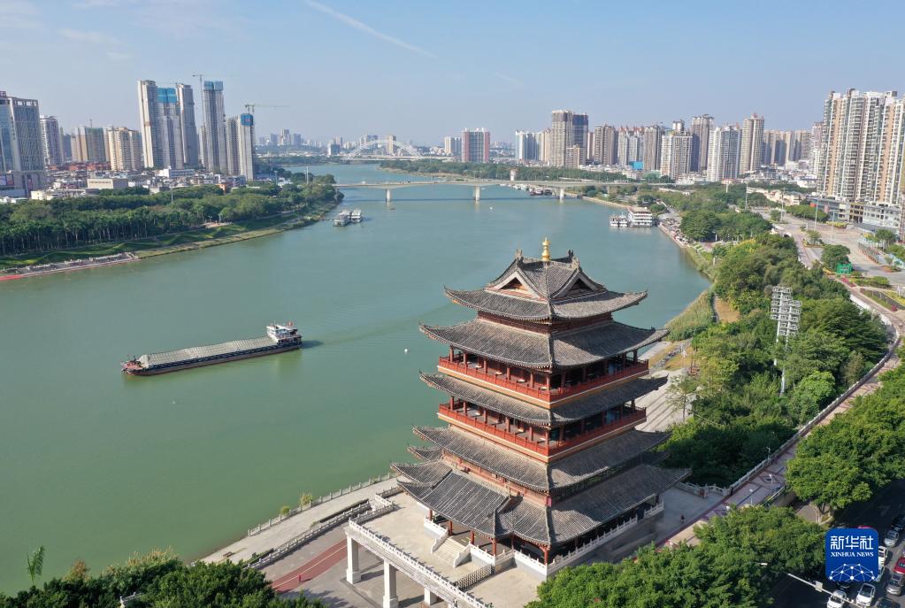 摄深秋时节,广西南宁市邕江碧波悠悠,两岸高楼林立,绿树掩映,风景宜人