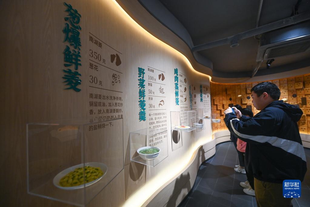 11月22日,游客参观胜丰村菱珑湾菱文化馆,感受当地特色农产品菱角的菱