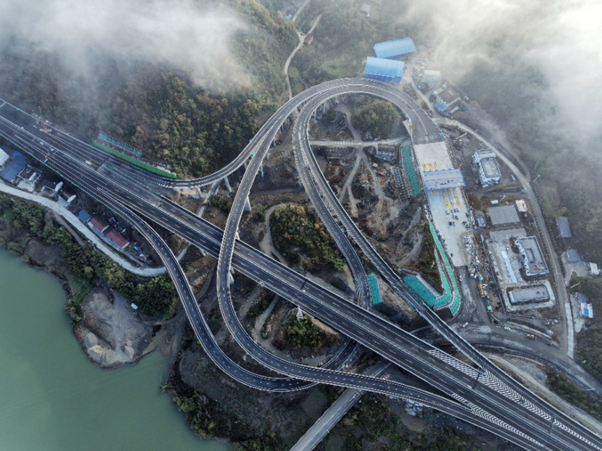 穿越崇山峻岭 陕西宁石高速公路建成通车 - 新华网客户端