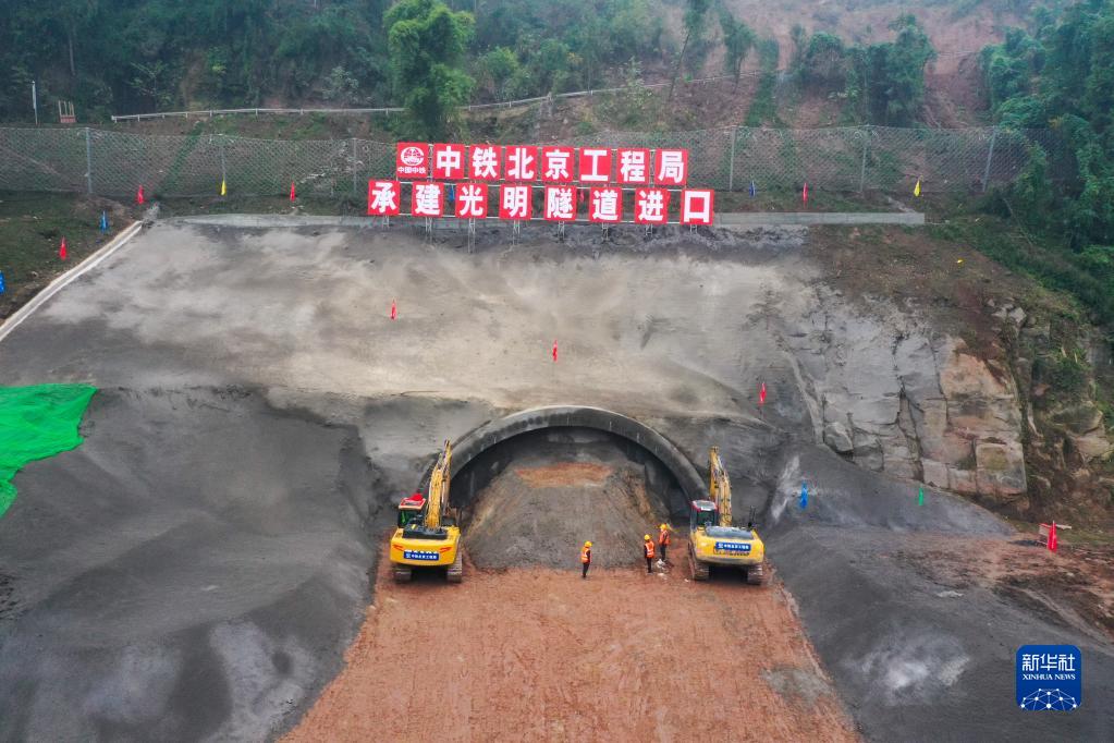 这是12月11日拍摄的由中铁北京工程局承建的成达万高铁光明隧道施工