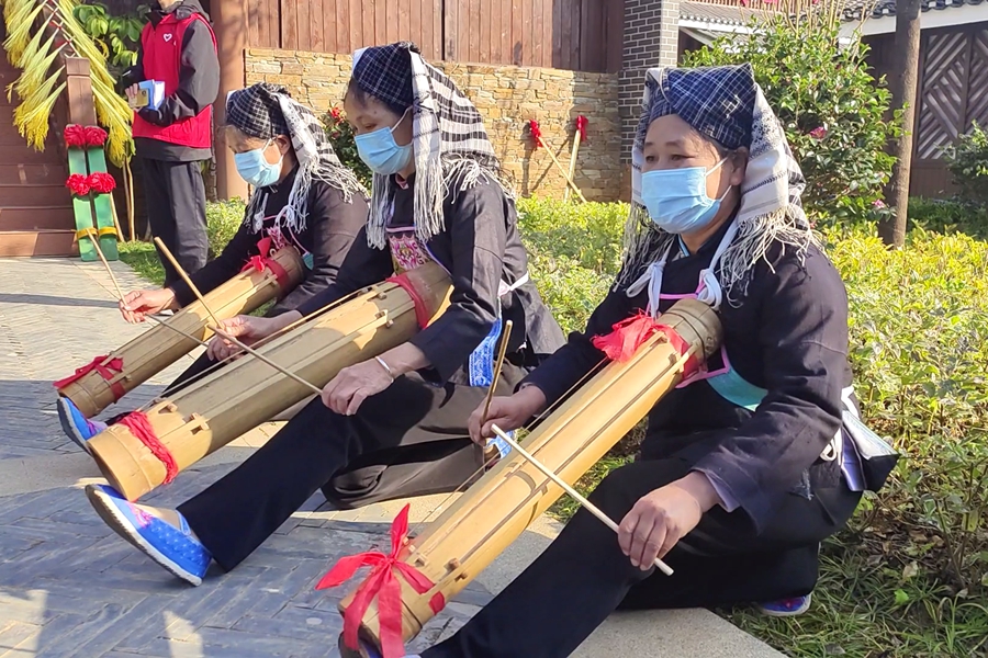 銅鼓習俗東蘭館前,壯族男子敲響銅鼓;天峨館前,壯族女子敲響筒噔