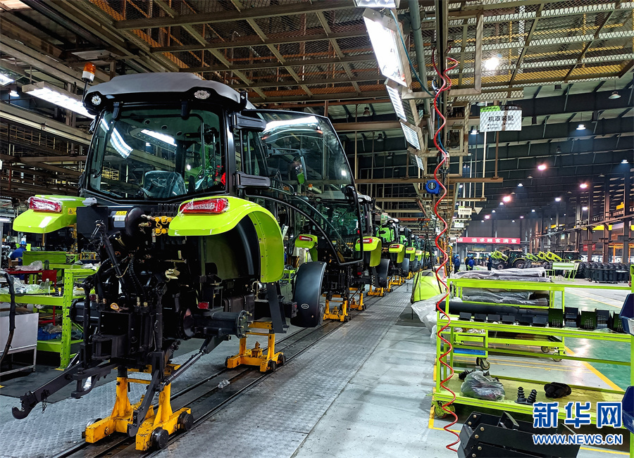 "前不久,我们企业生产的ai人工智能收割机以强大的技术和性能优势