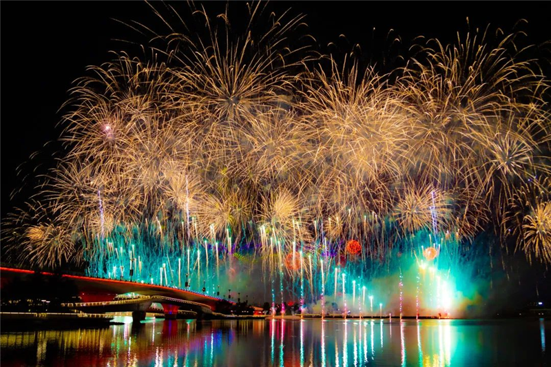 海南海花岛将举办跨年迎新灯光烟花盛典,新年奇妙夜派对,璀璨烟花盛宴