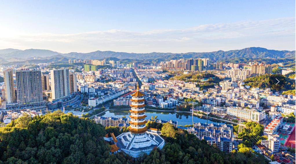 新华访谈融湾向南比拼赶超专访江西省人大代表定南县县长陈钰滢