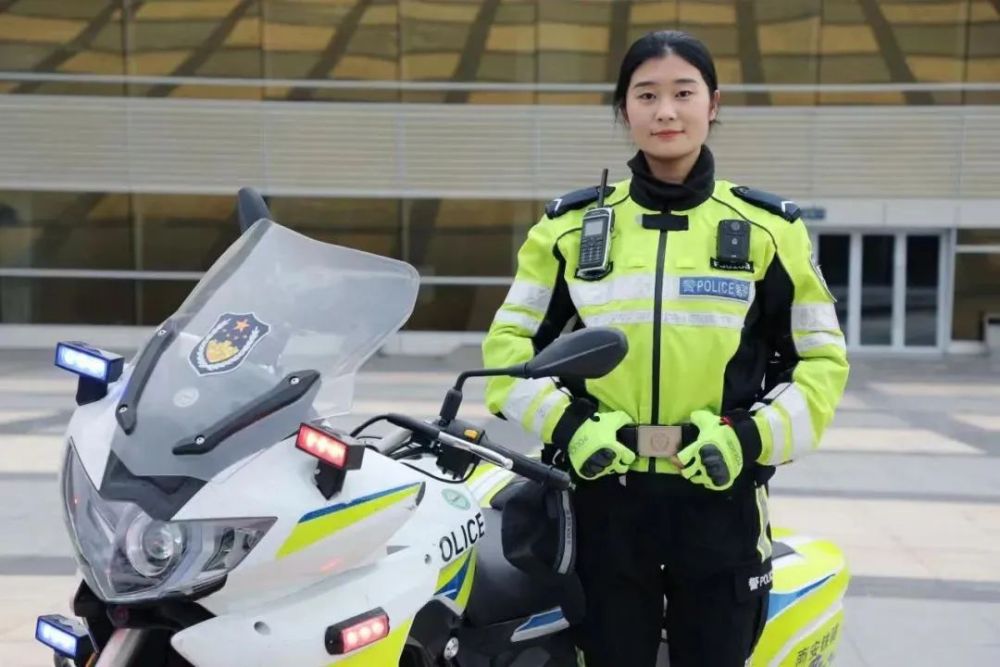 00后女铁骑咆哮式开道救了一条命