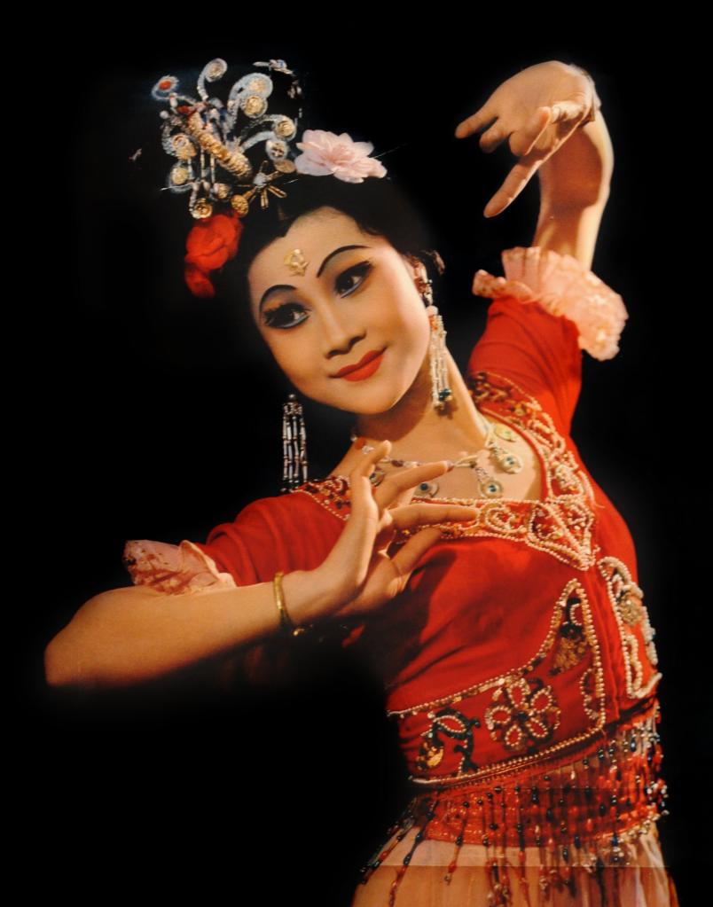 编导朱江等人回忆,《丝路花雨》在许多国家受到了观众热情的礼遇,他们