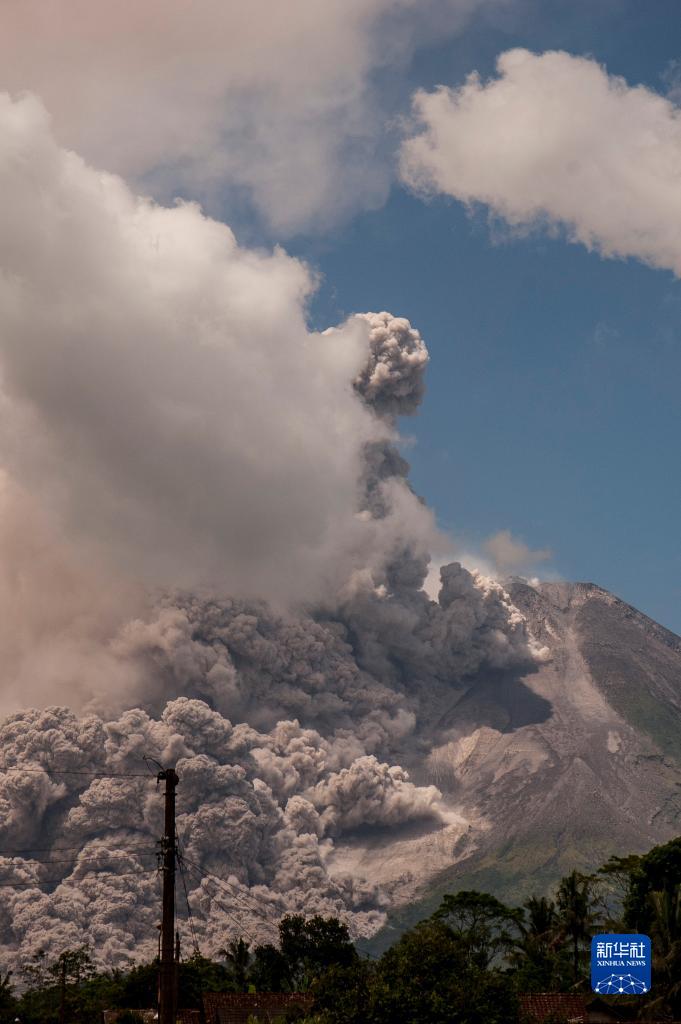 新华社发(阿贡·苏普里扬托摄)默拉皮火山是印尼最活跃的活火山之一