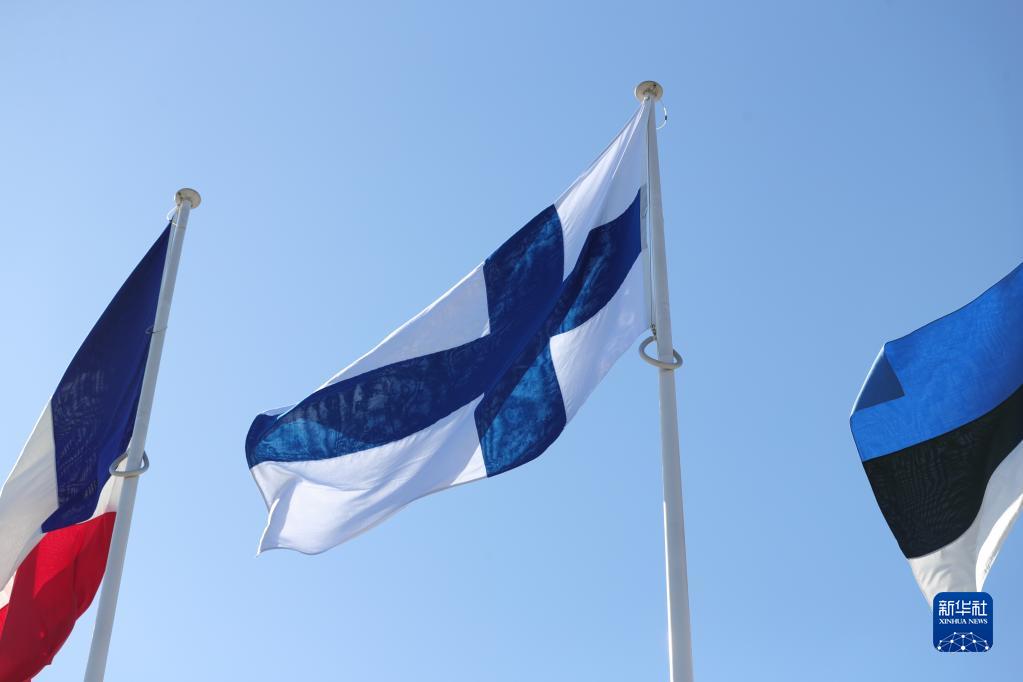 4月4日,芬兰国旗在比利时布鲁塞尔的北约总部飘扬.
