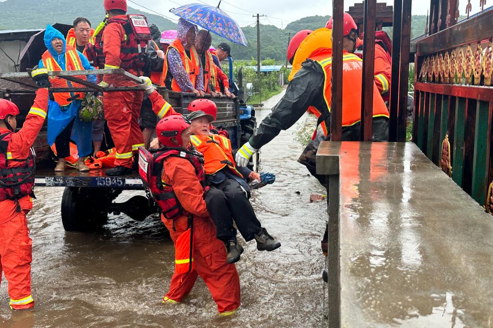 东北各界立即行动,毫不松懈,纷纷冲锋在抗洪一线.