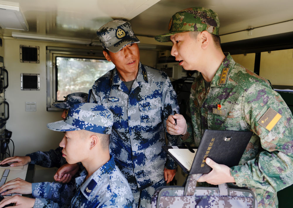 目标高度是……"在中部战区联合作战指挥中心