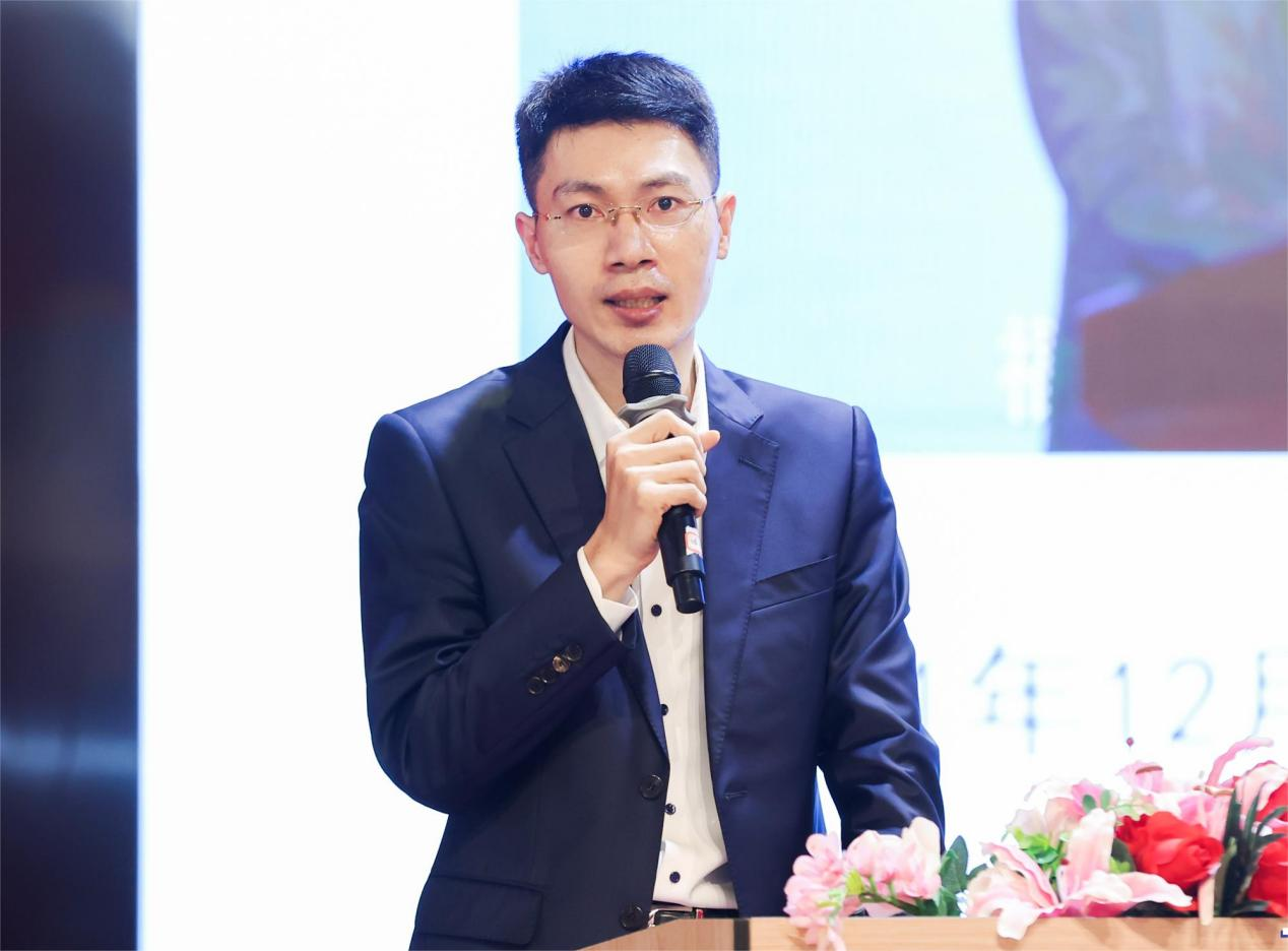 福建省青年闽商联合会会长吴荣照对2022海峡青商融合发展情况做介绍.