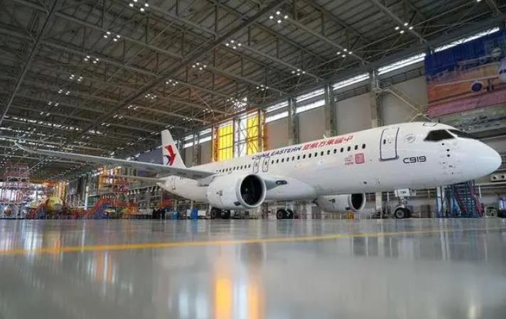 全球首架C919飞机交付，预计2023年春商用载客- 新华网客户端