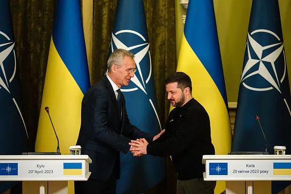 乌克兰总统泽连斯基当地时间20日在基辅与来访的北约秘书长斯托尔滕贝格举行联合新闻发布会。图源：外媒