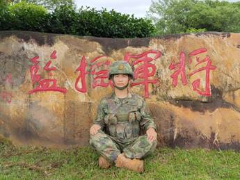 涂鸦墙前的人 中度可信度描述已自动生成