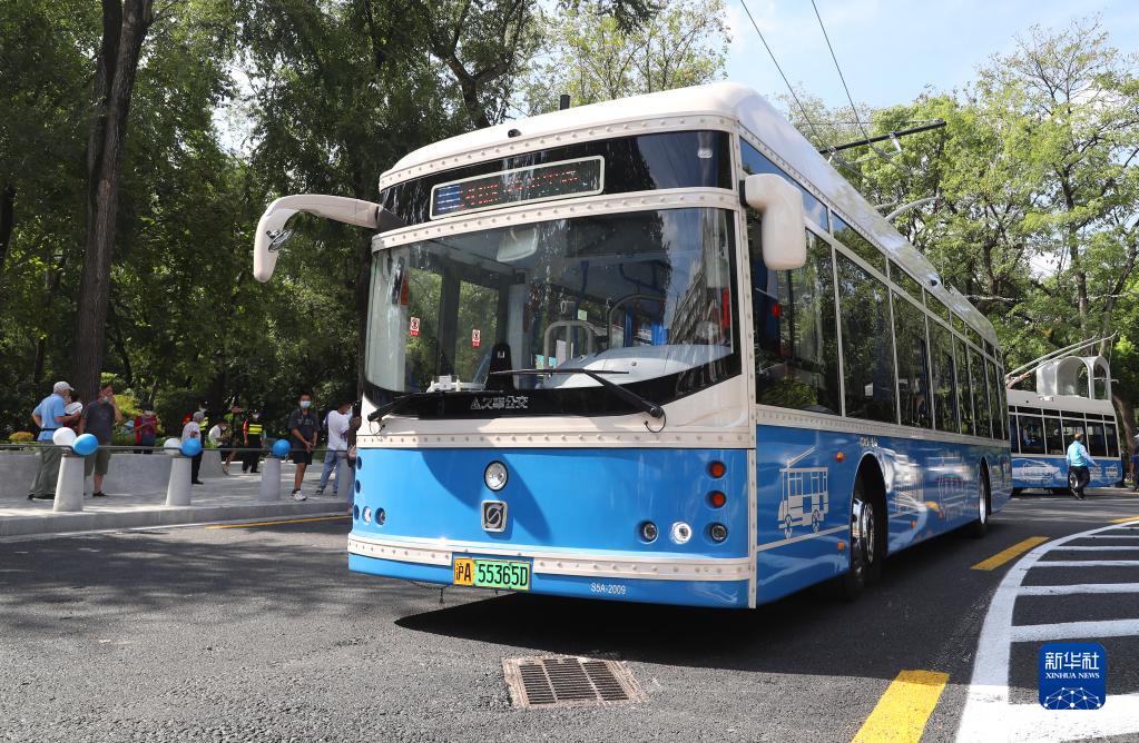 上海:复古公交车亮相开行