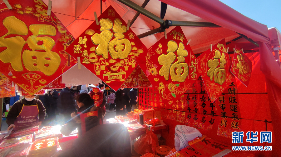 1月10日,消费者在曲靖市一条年货街上选购年货.