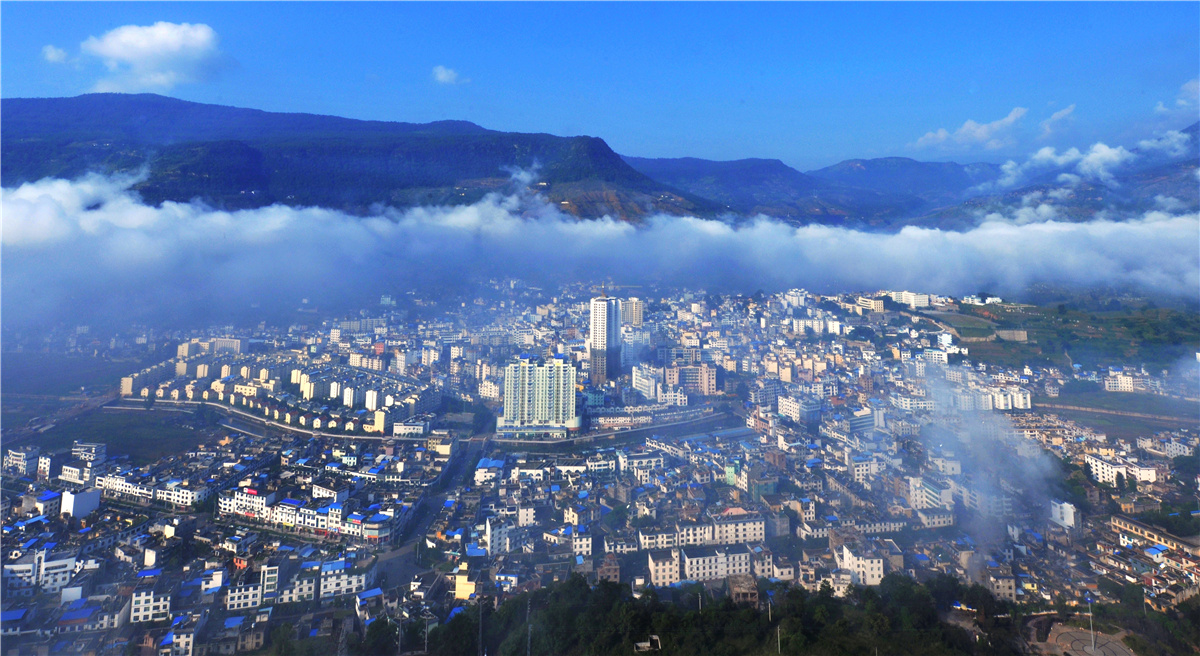 图为:俯瞰华坪县城(周志鸿 摄 )华坪县地处滇川两省交界的金沙江中游