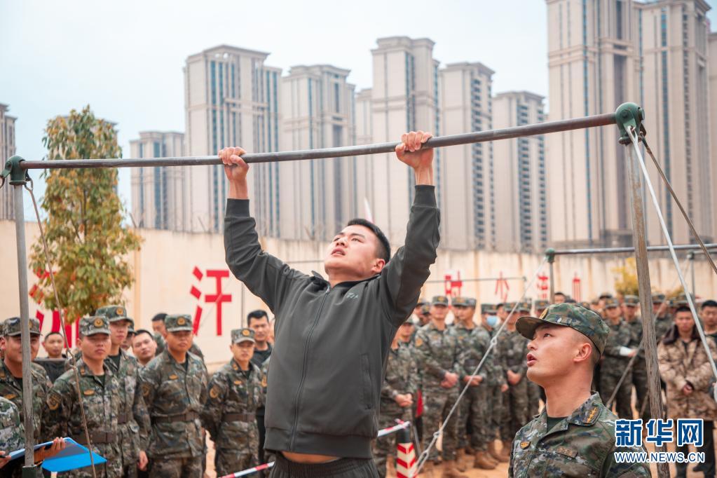 单杠引体向上课目比武现场(摄于3月28日).