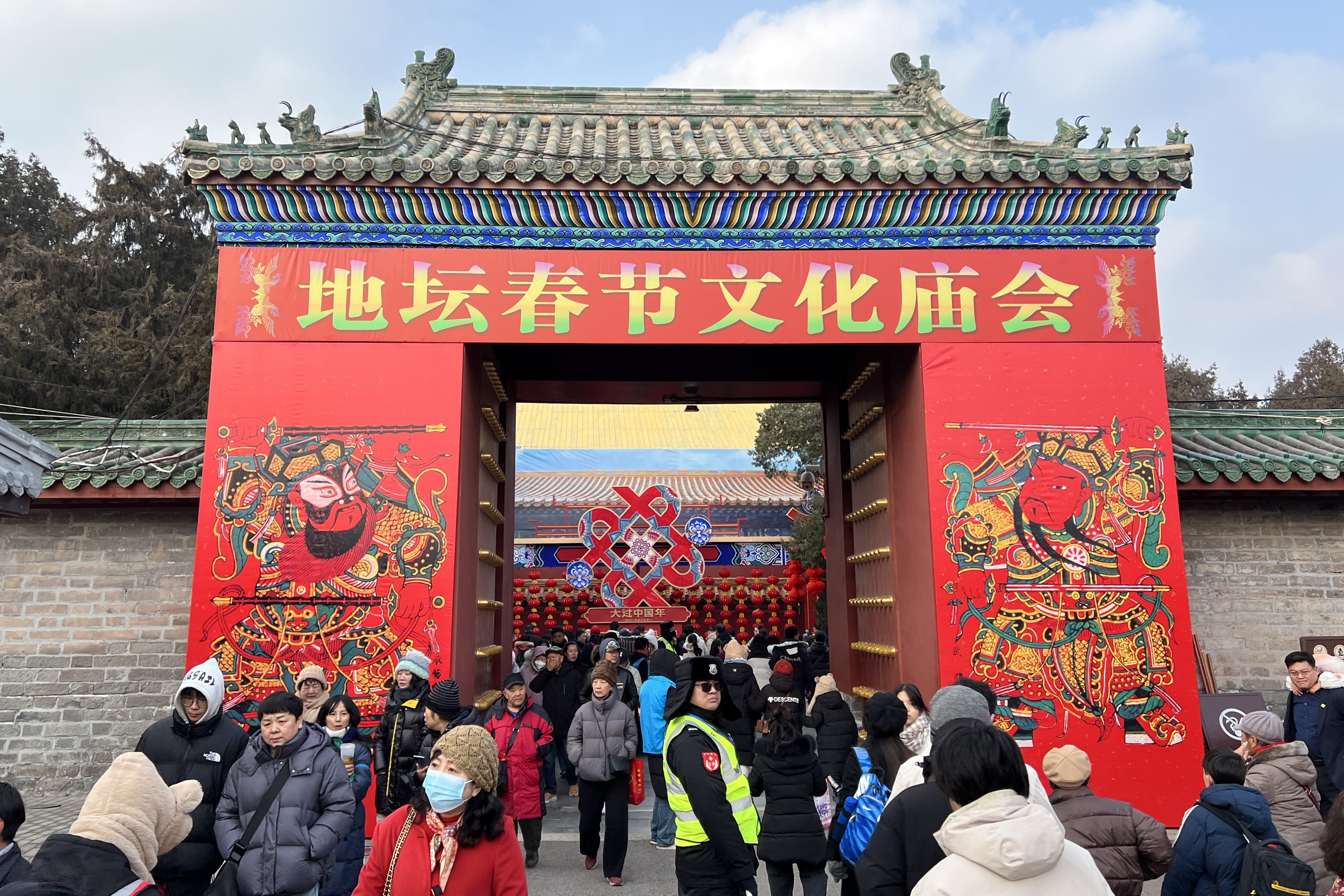 新春走基层丨北京地坛：逛庙会赏年俗 欢度锦绣中国年 - 新华网客户端