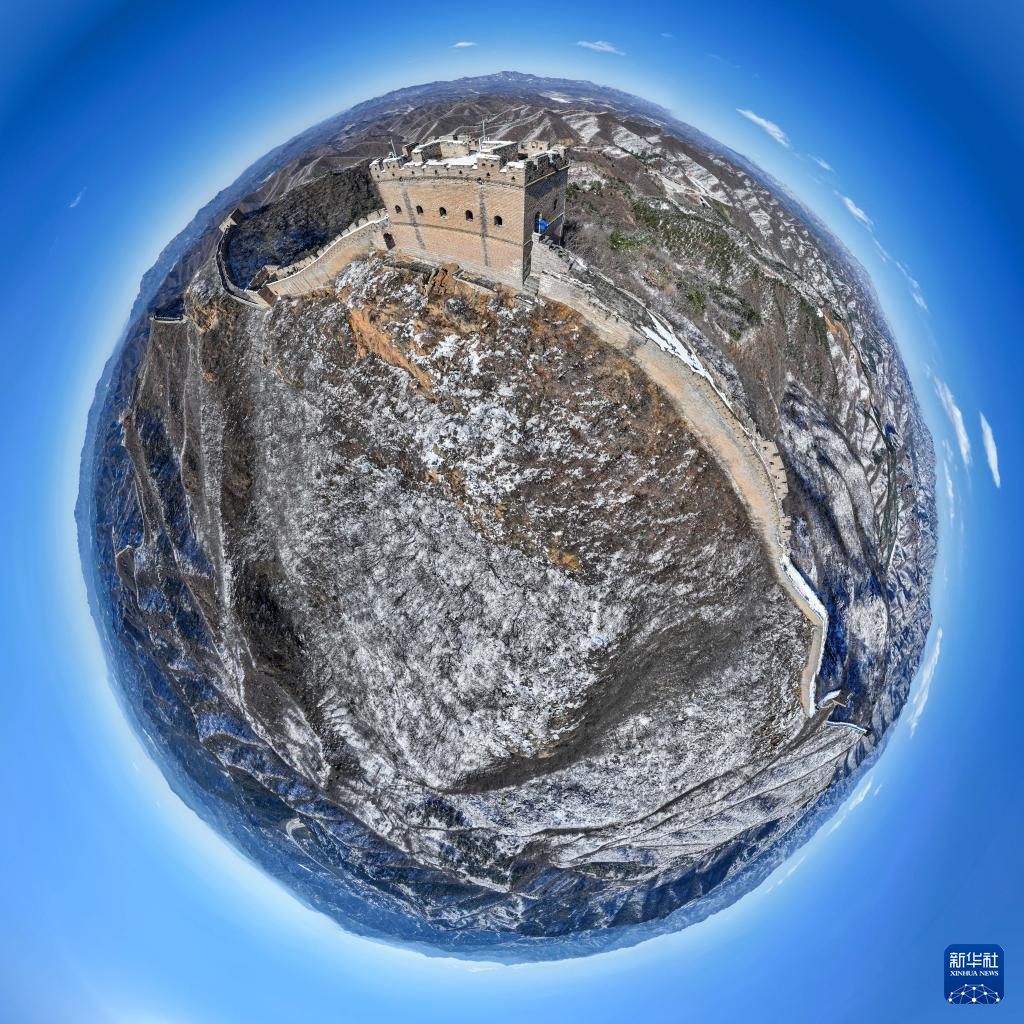 3月16日拍摄的雪后金山岭长城(无人机全景照片).