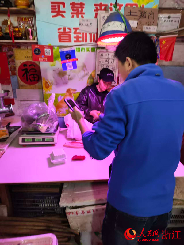 11月9日，杭州拱墅区大塘新村一肉店使用了生鲜灯。人民网记者 孙鹏摄