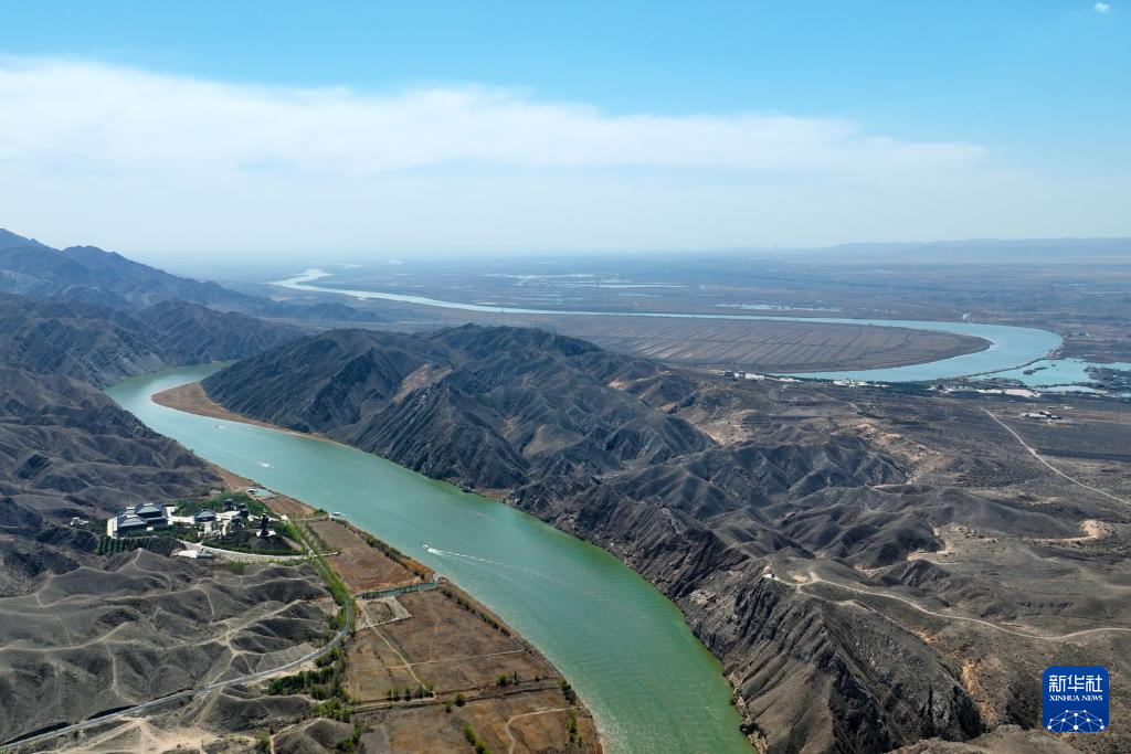 四月的青铜峡黄河大峡谷春意盎然,吸引游客到此游览黄河春景,感受黄河