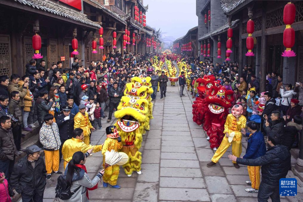 百年女狮舞秀出“铿锵青春” - 新华网客户端