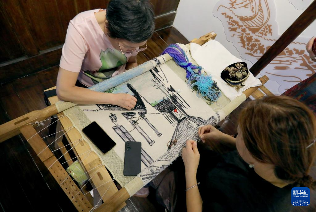 上海绒绣艺术展开幕 - 新华网客户端