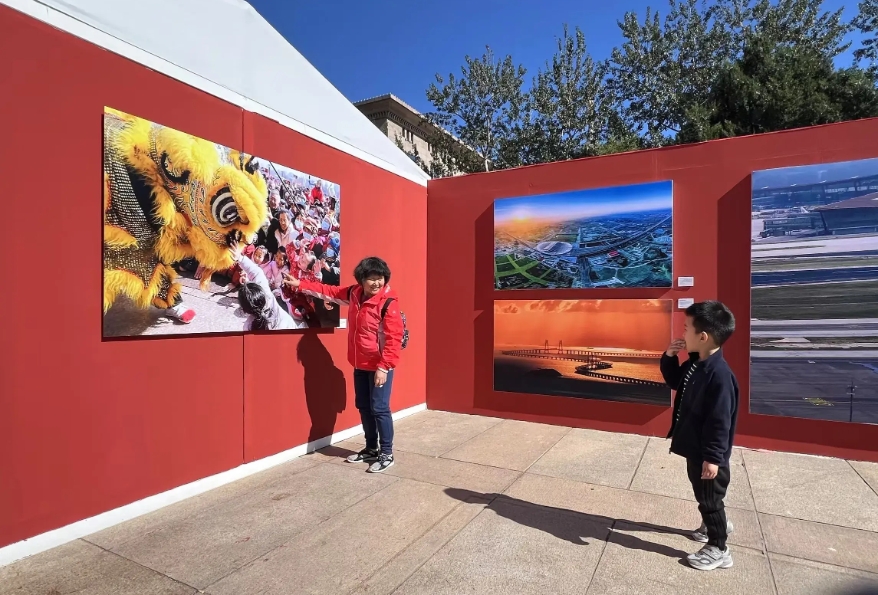 北京国际摄影周:逐梦新时代——全国主流媒体新闻摄影展开幕 - 新华网客户端