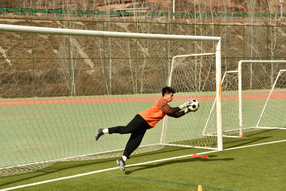 志丹青少年足球运动学校学生文锦晨在进行训练擂鼓奋进,只争朝夕.