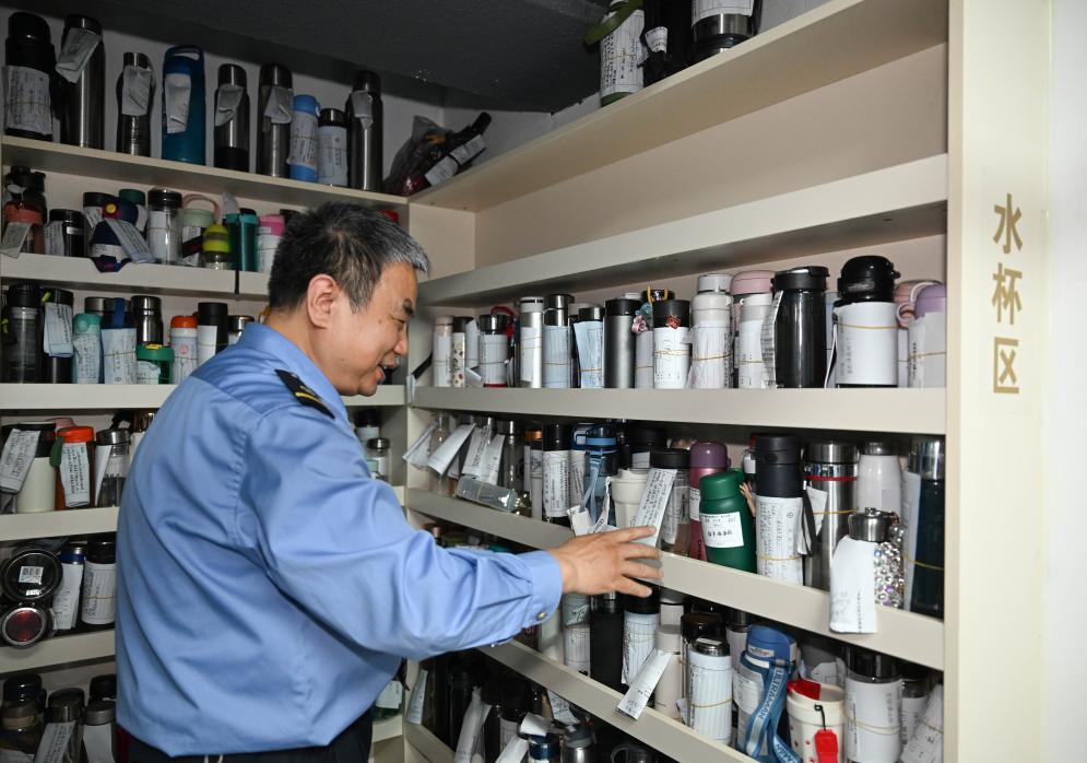 西安站里的“解忧”老谭：帮遗失物品“回家” - 新华网客户端