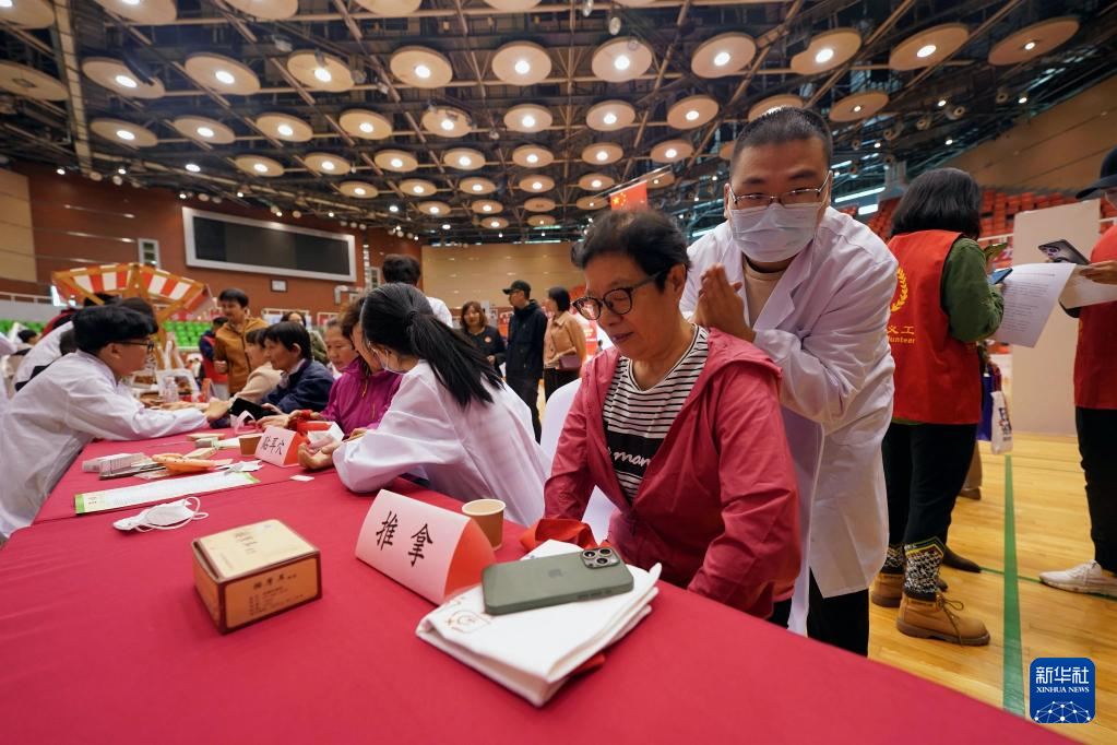 北京:中医专业大学生暖心服务老人迎重阳 - 新华网客户端