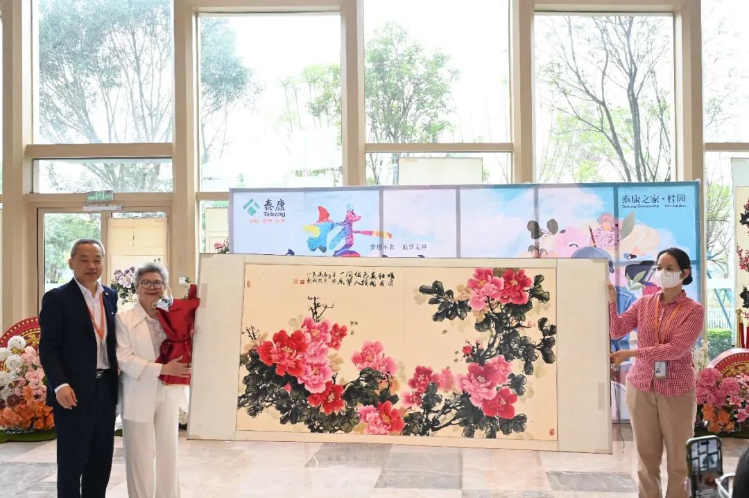 让梦想的牡丹绽放79岁莫阿姨在泰康之家成功举办个人画展- 新华网客户端