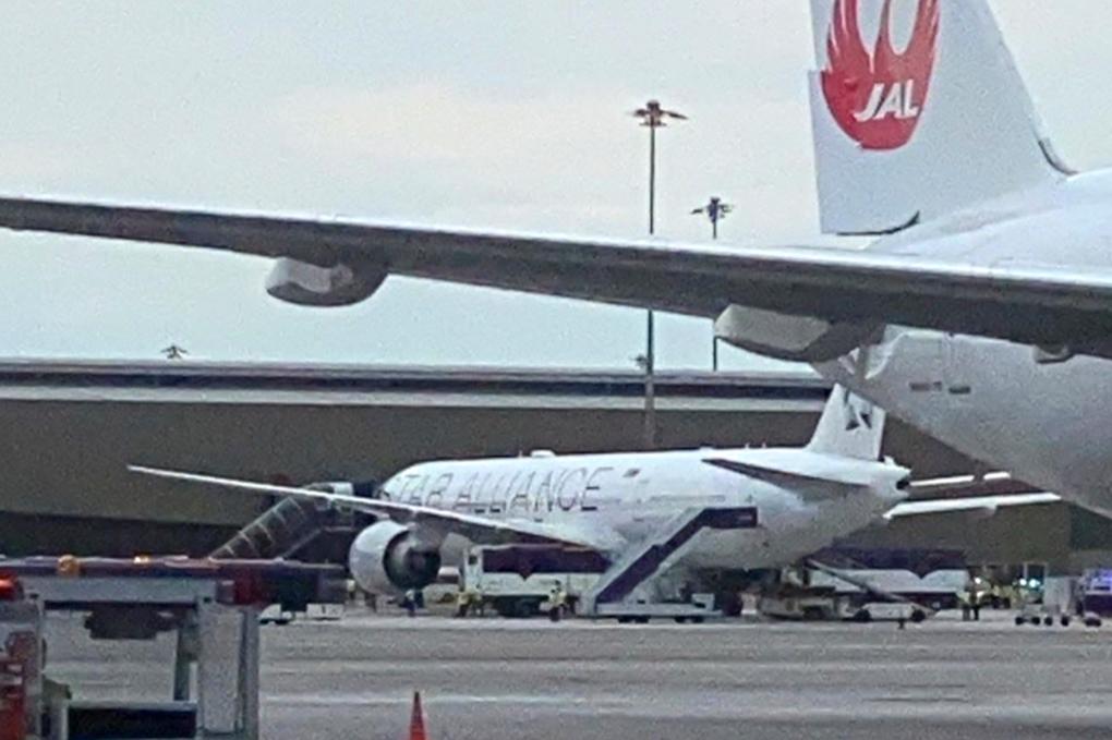 这是5月21日拍摄的备降在泰国曼谷素万那普机场的新加坡航空公司客机