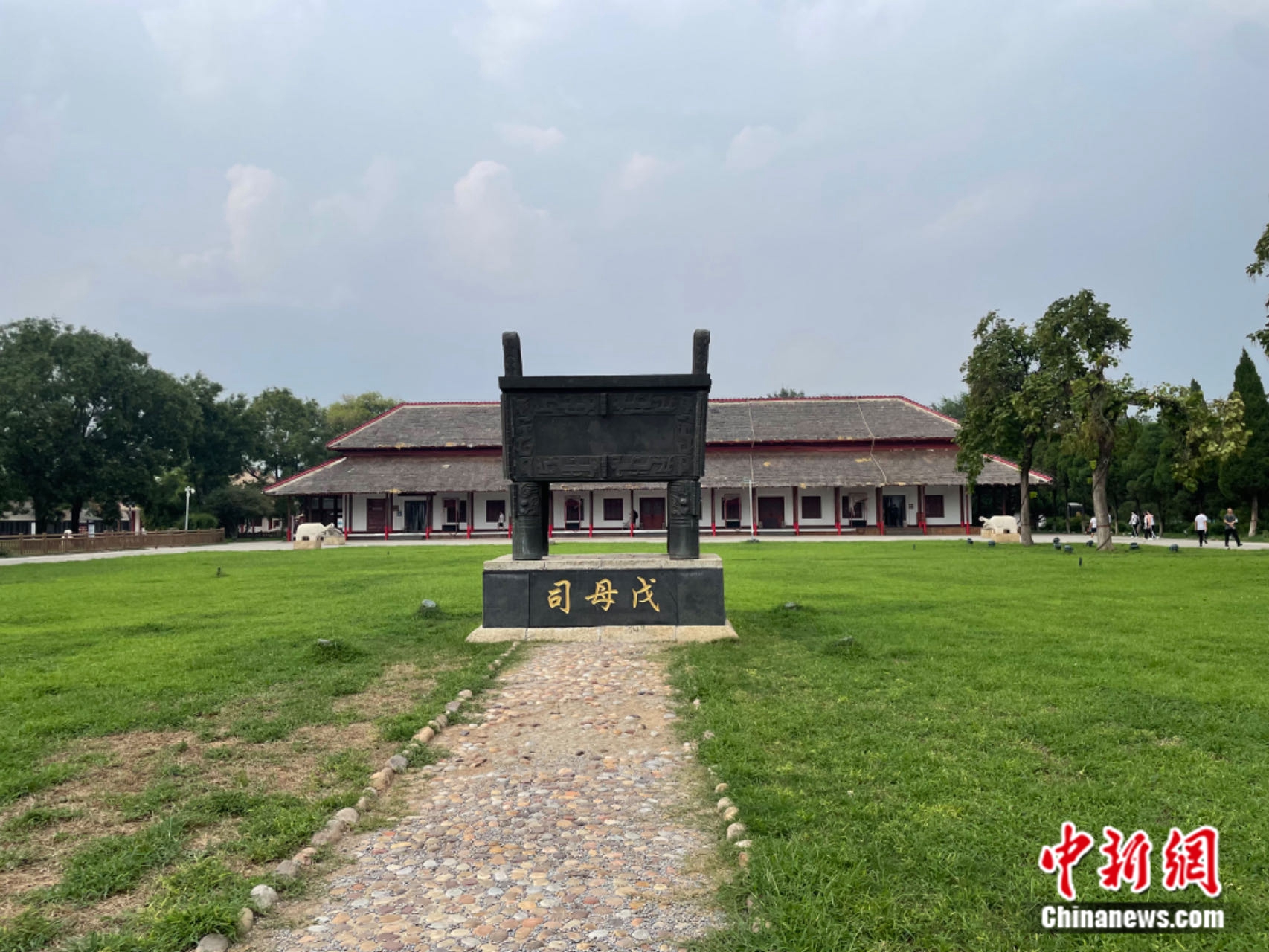 一片甲骨成国潮!近4000件文物殷墟博物馆新馆展出 - 新华网客户端
