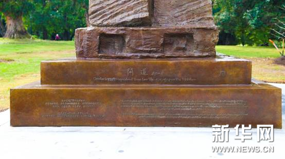 户外长凳上低可信度描述已自动生成